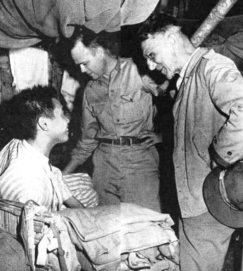  General Stilwell visits wounded 